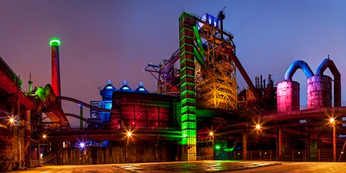 Ronin, Landschaftspark (Duisburg, Landschaftspark, Industriedenkmal, Gebläsehalle, Abendszene, Architektur, Treppenhaus, Wohnzimmer, Wunschgröße, Fotokunst, bunt)