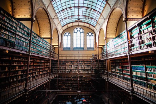Sandrine Mulas, Amsterdam Library (Bücherei, Archiv, Interieur, Bücherregale, Städte, Niederlande, Fotokunst, Architektur, Gebäude, historisch,  Treppenhaus, Wohnzimmer, Wunschgröße, bunt)