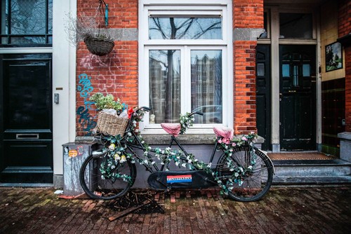 Sandrine Mulas, Amsterdam Bicycle (Metropole, Städte, Niederlande, Fotokunst, Architektur, Häuser, historisch, Fahrräder, Treppenhaus, Wohnzimmer, Wunschgröße, bunt)