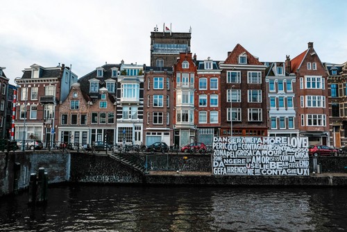 Sandrine Mulas, Love in Amsterdam (Metropole, Städte, Niederlande, Fotokunst, Architektur, Häuser, historisch, Häuserzeile, Gracht,   Treppenhaus, Wohnzimmer, Wunschgröße, bunt)