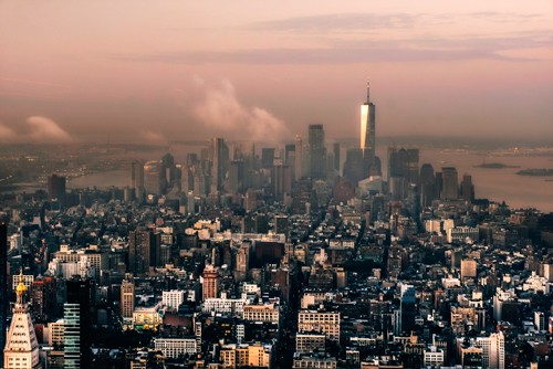 Sandrine Mulas, New York the pink Hour (Metropole, Städte, USA, Fotokunst, Architektur, Wolkenkratzer, Skyline, Vogelperspektive, Aussicht, modern, mondän, Sonnenuntergang, Treppenhaus, Wohnzimmer, Wunschgröße, bunt)