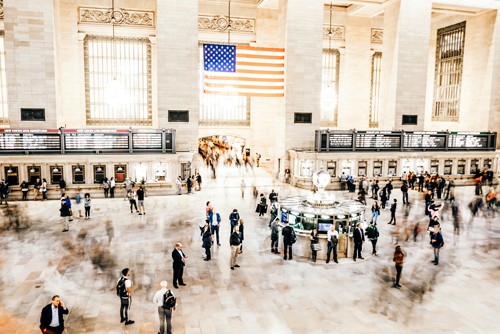 Sandrine Mulas, New York Grand Central Station (Metropole, Städte, USA, Fotokunst, Architektur, Bahnhof, Interieur, Menschen, Reisende, modern, mondän, Treppenhaus, Wohnzimmer, Wunschgröße, bunt)