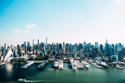 Sandrine Mulas, New York Hudson (Metropole, Städte, USA, Fotokunst, Fluss, Hudson, Schiffe, Architektur, Wolkenkratzer, Skyline, Vogelperspektive, Aussicht, modern, mondän, Treppenhaus, Wohnzimmer, Wunschgröße, bunt)