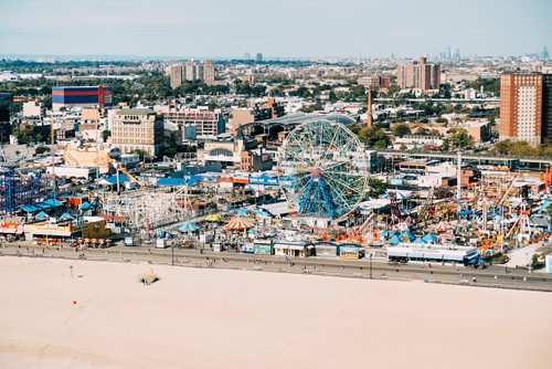 Sandrine Mulas, Coney Island (New York, USA, Freizeitpark, Vergnügen, Attraktionen, Wonder Wheel, Strand, Brooklyn, Luftbild, Vogelperspektive, Treppenhaus, Wohnzimmer, Wunschgröße, bunt)