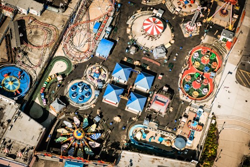 Sandrine Mulas, Coney Island Park (New York, USA, Freizeitpark, Vergnügen, Attraktionen,  Strand, Brooklyn, Luftbild, Vogelperspektive, Treppenhaus, Wohnzimmer, Wunschgröße, bunt)