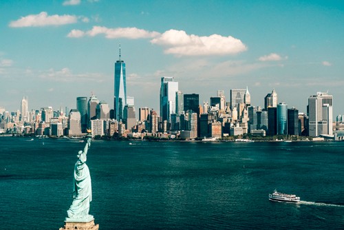 Sandrine Mulas, New York Statue of Liberty (Metropole, Städte, USA, Fotokunst, Architektur, Wolkenkratzer, Skyline, Freiheitsstatue, Panorama, modern, mondän, Sonnenuntergang, Treppenhaus, Wohnzimmer, Wunschgröße, bunt)