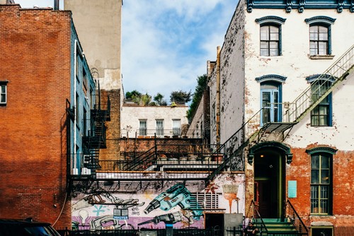 Sandrine Mulas, House New York (Metropole, Städte, USA, Fotokunst, Architektur, Graffity, Häuser, alltäglich, Straßenszene, Treppenhaus, Wohnzimmer, Wunschgröße, bunt)
