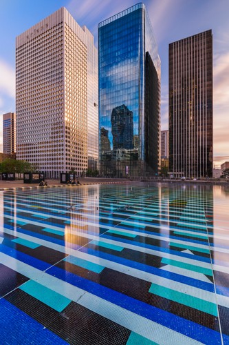 Arnaud Bertrande, La Défense (Paris, Stadtteil, moderne Architekur, Glasfassaden, Spiegelungen, Metropole, Städte, Großstadt, Wohnzimmer, Büro, Fotokunst,  bunt)