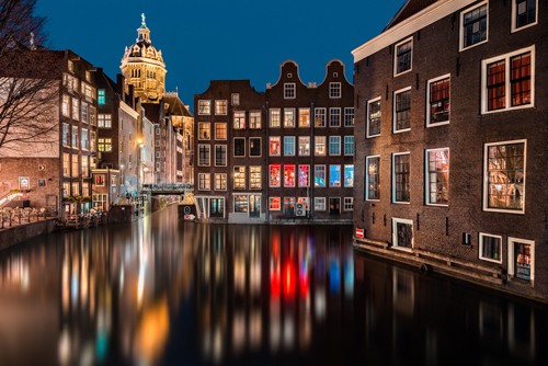 Arnaud Bertrande, Amsterdam by Night (Metropole, Hauptstadt, Niederlande, Altstadt, Gracht, Architektur, historisch, Reflexionen, Städte, Großstadt, Wohnzimmer, Treppenhaus, Fotokunst, bunt)