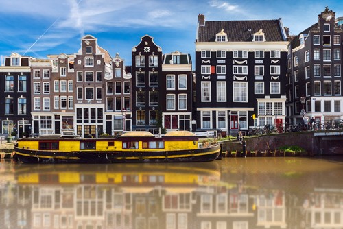 Arnaud Bertrande, La vieille Amsterdam (Metropole, Hauptstadt, Niederlande, Altstadt, Gracht, Boot, Architektur, historisch, Reflexionen, Städte, Großstadt, Wohnzimmer, Treppenhaus, Fotokunst, bunt)