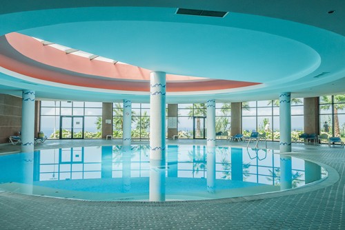 Arnaud Bertrande, Piscine intérieur (Schwimmbad, Hallenbad, Architektur, Fotokunst, Modern, Wohnzimmer, Badezimmer,  Wunschgröße, bunt)