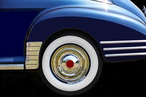 Peter Hillert, Blue Road I (Oldtimer, Auto, Detail, Hinterrad, Weißband, Chrom, Fahrzeug, Fotokunst, Wunschgröße, Wohnzimmer, Büro, Treppenhaus, bunt)