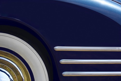 Peter Hillert, Blue Road II (Oldtimer, Auto, Detail, Hinterrad, Weißband, Chrom, Fahrzeug, Fotokunst, Wunschgröße, Wohnzimmer, Büro, Treppenhaus, bunt)