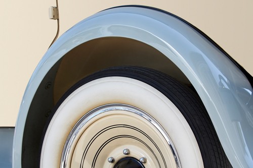 Peter Hillert, Cream Road II (Oldtimer, Auto, Detail, Hinterrad, Weißband, Kotflügel, Fahrzeug, Fotokunst, Wunschgröße, Wohnzimmer, Büro, Treppenhaus, cremefarben)