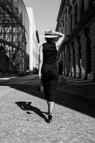 Oliver Stein, Berlin Catwalk (Fotokunst, Frau, Eleganz, Spaziergang, Städte, Straße, Person, Nostalgie, Wunschgröße, Wohnzimmer,  schwarz/weiß)
