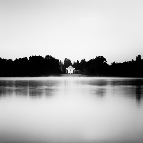 Oliver Stein, Swan Island (See, Ufer, Pavillon, Dunst, Nebel, Melancholie, Wunschgröße, Fotografie, schwarz/weiß)
