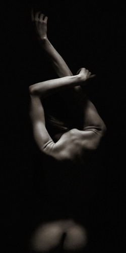 Marco Milillo, Grace (Fotokunst, Erotik, Rückenakt, nackte Frau, People & Eros, Licht/Schatten, Schlafzimmer, schwarz / weiß, Wunschgröße)