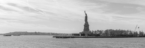 Assaf Frank, Statue of Liberty I (Freiheitsstatue, Figur, Skulptur, Wahrzeichen, Symbol, Städte, Metropole, USA, Fotokunst, Wunschgröße, Wohnzimmer, Treppenhaus, schwarz/weiß)
