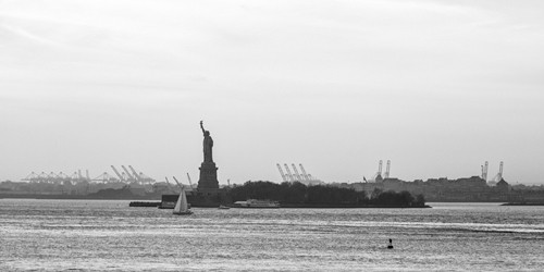 Assaf Frank, Statue of Liberty II (Freiheitsstatue, Figur, Skulptur, Wahrzeichen, Symbol, Städte, Metropole, USA, Fotokunst, Wunschgröße, Wohnzimmer, Treppenhaus, schwarz/weiß)