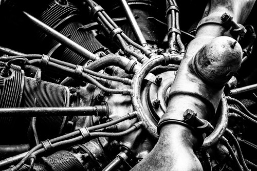 Ronin, Propellor Engine close up (Flugzeug, Detail, Maschinen, Technik, Propeller, glänzend, Metall, Treppenhaus, Wohnzimmer, Büro, Wunschgröße, Fotokunst, schwarz/weiß)
