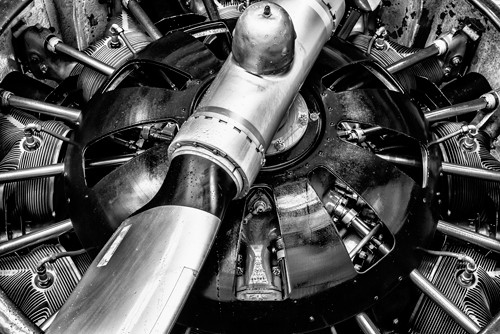 Ronin, Propellor Engine close up 2 (Flugzeug, Detail, Maschinen, Technik, Propeller, glänzend, Metall, Treppenhaus, Wohnzimmer, Büro, Wunschgröße, Fotokunst, schwarz/weiß)