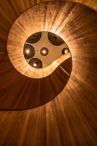 Ronin, Wooden Stairs (Architektur, Treppenhaus, Spirale, Schnecke, Lampen, Hängelampen, Design, Treppenhaus, Wohnzimmer, Büro, Wunschgröße, Fotokunst,)