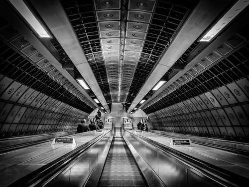 Ronin, Metro (Architektur,U-Bahn Station, Metro, futuristisch, Design, Treppenhaus, Wohnzimmer, Büro, Wunschgröße, Fotokunst, schwarz/weiß)