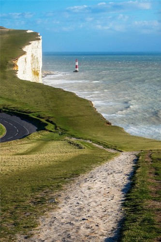 Gill Copeland, Beachy Head (Leuchtturm, Küste, Klippen, schroff, steil, Meer, Meeresbrise, Horizont, Treppenhaus, Wohnzimmer, Fotografie, Wunschgröße, bunt)