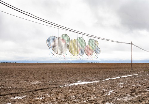 Miguel Vallinas Prieto, Pause Número III (Landschaft, Ebene, trist, trostlos, Telfonmasten, Leitungen, Regenwolken, schweben, Fantasy, surreal, Wunschgröße, Fotokunst, Wohnzimmer, Treppenhaus, bunt)