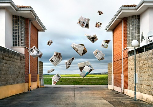 Miguel Vallinas Prieto, Pause Número VI (Häuser, Passage, Wind, zeitungen, flattern, schweben, Fantasy, surreal, Wunschgröße, Fotokunst, Wohnzimmer, Treppenhaus, bunt)