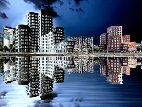 Rolf Fischer, Gehry Bauten Düsseldorf im Medienhafen (Wunschgröße, Fotokunst, Gebäude, modern, futuristisch, Rhein, Fluss, Städte, Abendszenen, Reflexionen, Architektur, Büro, Business, Treppenhaus, Wohnzimmer, bunt)