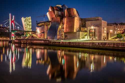 Ronin, Bilbao at Night (Bilbao, Metropole, Peggy Guggenheim Museum, Architektur, Modern,nachtszene, Beleuchtung,Spiegelungen, Treppenhaus, Wohnzimmer, Wunschgröße, Fotokunst, bunt)