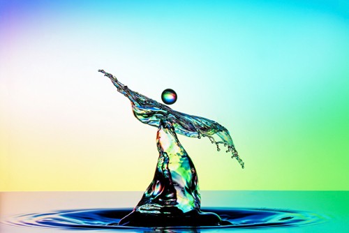 Manuel Sanchez, Angel (Tropfen, Abstrakt, Modern, figurativ, Wassertropfen, Makro, Momentaufnahme, Fotokunst, Splash, Spritzer, Wunschgröße, Wohnzimmer, Badezimmer, Treppenhaus, bunt)