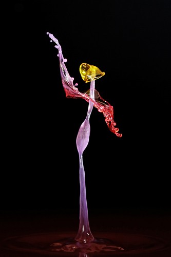 Manuel Sanchez, Dancer II (Tropfen, Abstrakt, Modern, figurativ, Wassertropfen, Makro, Momentaufnahme, Fotokunst, Splash, Spritzer, Wunschgröße, Wohnzimmer, Badezimmer, Treppenhaus, bunt)