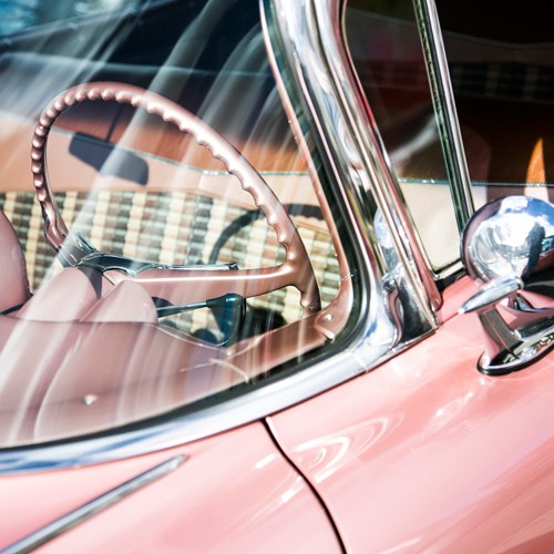 Ryan Hartson-Weddle, Cruisn` IV (Oldtimer, Auto, Detail, Frontscheibe, Lenkrad, Fahrzeug, Fotokunst, Wunschgröße, Wohnzimmer, Büro, Treppenhaus, rosa)