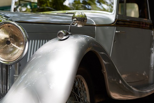 Peter Hillert, Classic Car I (Oldtimer, Auto, Detail, Lampe, Kotflügel, Fahrzeug, Klassisch, Fotokunst, Wunschgröße, Wohnzimmer, Büro, Treppenhaus, silber/gold)