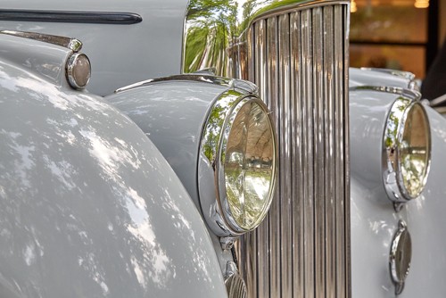 Peter Hillert, Classic Car II (Oldtimer, Auto, Detail, Lampe, Kotflügel, Fahrzeug, Kühlergrill, Klassisch, Fotokunst, Wunschgröße, Wohnzimmer, Büro, Treppenhaus, silber/grau)