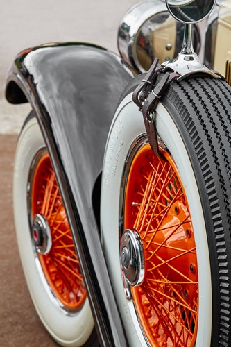 Peter Hillert, Classic Car III (Oldtimer, Auto, Detail, Räder, Speichenräder, Weißband, Felge, Fahrzeug, Fotokunst, Wunschgröße, Wohnzimmer, Büro, Treppenhaus, bunt)