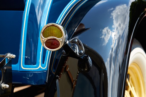 Peter Hillert, Classic Car VI (Oldtimer, Auto, Detail, Nostalgie, Kotflügel,Rücklicht Fahrzeug, Fotokunst, Wunschgröße, Wohnzimmer, Büro, Treppenhaus, blau/schwarz)