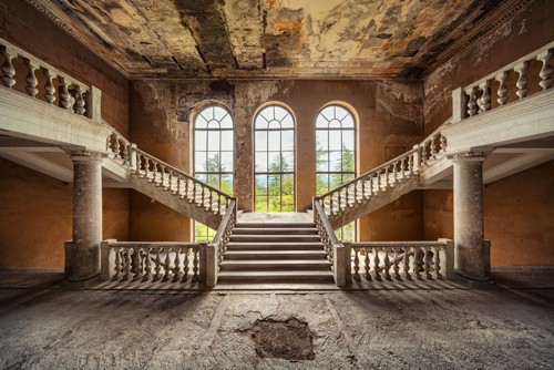 Matthias Haker, In Between (Treppe, Aufgang, Vergänglichkeit, Erinnerung, Nostalgie, Prunk, Pracht, Vergangenheit, Gebäude / Architektur, Verfall,  Wunschgröße, Fotokunst, Modern, Wohnzimmer, Schlafzimmer, bunt)