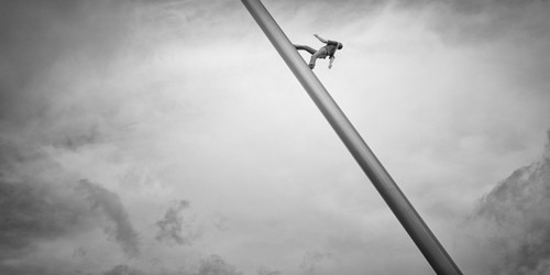 Oliver Stein, Man walking the Sky (Himmel Wolken, Balance, Mann, Gleichgewicht, aufwärts, Wunschgröße, Fotografie, schwarz/weiß)