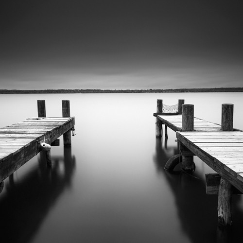 Arnaud Bertrande, A deux (Fotokunst, Modern, See, Wasseroberfläche, Horizont, Holzstege, Wasser, mystisch, Wohnzimmer, Badezimmer, Treppenhaus, Wunschgröße, schwarz/weiß)