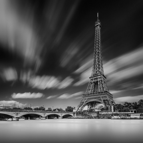 Arnaud Bertrande, The Tower (Fotokunst, Modern, Eiffelturm, Wahrzeichen, Paris, Fluss, Seine, Himmel, dramatisch, Brücke,  Wohnzimmer,  Treppenhaus, Wunschgröße, schwarz/weiß)