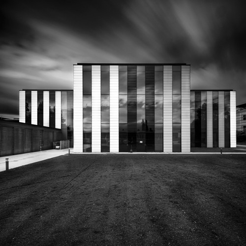 Arnaud Bertrande, Jeu de lumières (Fotokunst, Architektur, Glasfassade, modern, Himmel, dramatisch, Wunschgröße, Büro, Wohnzimmer, schwarz/weiß)