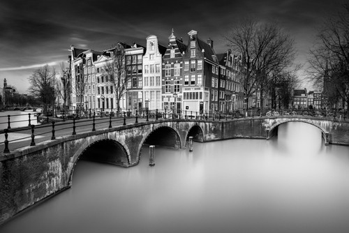 Arnaud Bertrande, Le pont d´Amsterdam (Fotokunst, Architektur, Brücke, Gracht, Kanal, Niederlande, diffus, Wunschgröße, Büro, Wohnzimmer, schwarz/weiß)