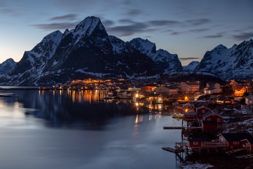 Rolf Hillert, Reine (Norwegen, Lofoten, Fjorde, Berge, Hütten, Dorf, Abendszene, romanisch, Beleuchtung, Spiegelungen, Landschaften, Landschaftsfotografie, Wunschgröße, Fotografie, Wohnzimmer, Treppenhaus)