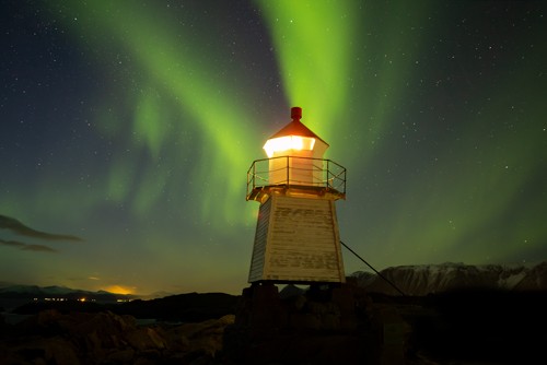 Rolf Hillert, Spirit of North (Norwegen, Leuchtturm, Nachtszene, Aurora Borealis, Naturschauspiel, Landschaftsfotografie, Wunschgröße, Fotografie, Wohnzimmer, Treppenhaus)