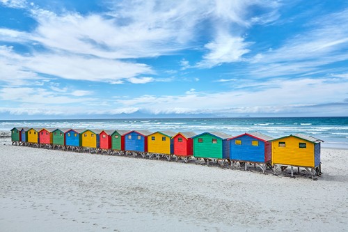 Peter Hillert, Beach Houses I (Meer, Strand, Strandhäuser, Horizont, Himmel, Meeresbrise, Landschaften, Fotokunst, Wohnzimmer, Wunschgröße, bunt)