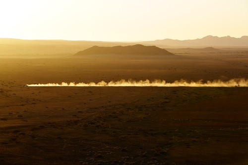 Peter Hillert, Dusty Road (Afrika, Wüste, Dämmerung, Straße, Staub, Landschaft, Fotografie, Wohnzimmer, Treppenhaus, Wunschgröße, bunt)