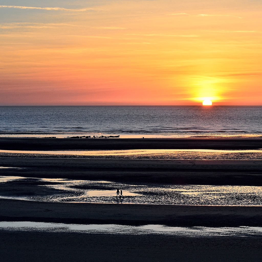 Georges-Félix Cohen, Sunset (Meeresbrise, Meer, Sonne, Sonnenuntergang, Ruhe, Weite, Strand, Horizont, Urlaub, Erholung, Badezimmer, Treppenhaus, Arztpraxis, Wunschgröße, Fotografie, bunt)